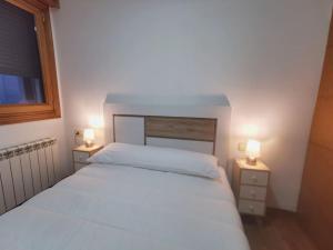 - une chambre avec un grand lit blanc et deux lampes dans l'établissement Castrelos, Vigo, diseño, à Vigo