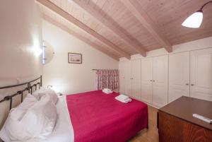 Almiros BeachにあるGialettiのベッドルーム1室(赤い毛布付きのベッド1台付)