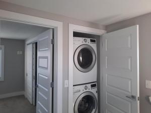 lavadero con 2 lavadora y secadora en Portside Condos #3 - Grand Haven, en Grand Haven