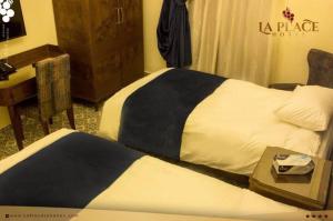 Postel nebo postele na pokoji v ubytování La Place Hotel