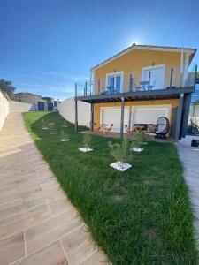 una casa con un patio de césped al lado de un edificio en O Bain Soleil, en Bourg-Saint-Andéol