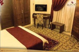 Postel nebo postele na pokoji v ubytování La Place Hotel