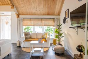 ein Wohnzimmer mit einem Sofa und einem Tisch in der Unterkunft Logies De Houtdijk in Harich