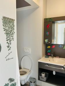 La salle de bains est pourvue de toilettes et d'un lavabo. dans l'établissement Appart Hôtel 3* dans une résidence de tourisme, à Le Mée-sur-Seine