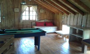 a living room with a pool table and a couch at Casa del rio in Radal