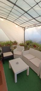 a patio with two couches and a table and sidx sidx sidx at Appartamento Lucia in Villanova dʼAsti