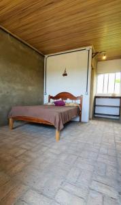 um quarto com uma cama num quarto em EcoMar - Pousada de Experiência em Barra de São Miguel