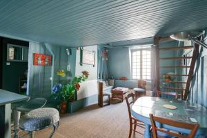 sala de estar con paredes azules, mesa y sillas en 2 bedrooms appartement with enclosed garden and wifi at Troyes en Troyes