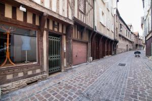 una calle vacía en un viejo edificio con un paraguas en 2 bedrooms appartement with enclosed garden and wifi at Troyes en Troyes