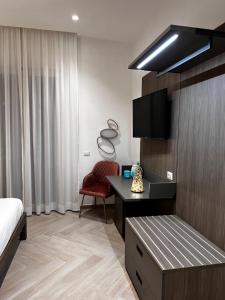 una camera d'albergo con letto, scrivania e sedia di Patriziella 4 Rooms a Sorrento