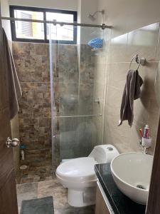 y baño con ducha, aseo y lavamanos. en Palmaire Villa 59, en San Gil