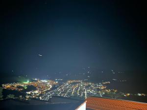 vistas a una ciudad iluminada por la noche en Palmaire Villa 59, en San Gil
