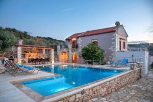 Bazén v ubytování Cretan Lux Villa Heated Pool nebo v jeho okolí