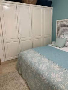 um quarto com uma cama e armários brancos em El gouna Ferienwohnung in zentraler Lage em Hurghada
