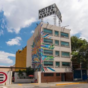 un edificio con un cartel encima en Hotel Unico en Ciudad de México