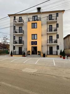 an empty parking lot in front of a building at Pensiunea Giulia in Afumaţi