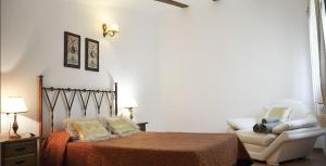 um quarto com uma cama e uma cadeira em Casa el angel em Castril
