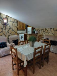 Una mesa de comedor y sillas en una sala de estar. en Casa el angel, en Castril 7 fotos más