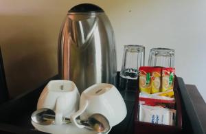 eine Theke mit einer Kaffeekanne und zwei Maßlöffeln in der Unterkunft NIKARA Luxury Beach House in Tissamaharama