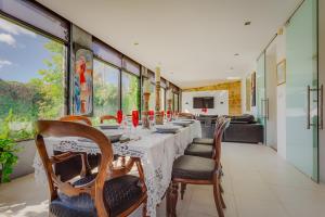 a dining room with a long table and chairs at The Secret Villa in Is-Swieqi