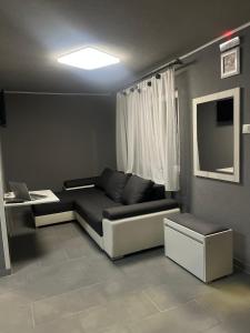 - un salon avec un canapé et une télévision dans l'établissement Casa de vacanță Cheșa, à Borsec