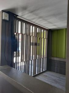una habitación vacía con una valla de metal en la pared en Moderno piso de diseño c/ cochera cubierta en Saavedra en Buenos Aires