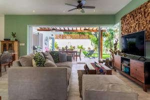 Televisyen dan/atau pusat hiburan di Luxury Private 3BED Villa, Garden, Pool,Security