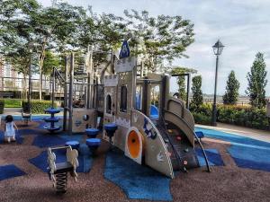 Otroško igrišče poleg nastanitve MsHome Suite Equnie Residence @ Taman Equnie Seri Kembangan