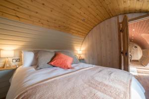 una cama en una habitación con techo de madera en Foxes View, en Rhayader