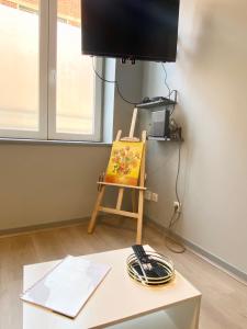 Televízia a/alebo spoločenská miestnosť v ubytovaní Van Gold - Appartement - Centre Ville + 7 fotografií