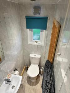 małą łazienkę z toaletą i umywalką w obiekcie B3 Rickardos Holiday Lets w mieście Mablethorpe