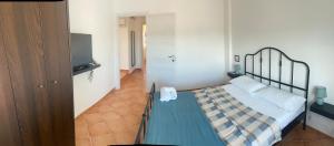 ein Schlafzimmer mit einem Bett und einem TV in der Unterkunft Green house in Fiumicino