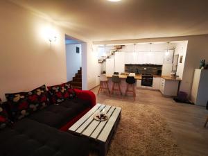 ein Wohnzimmer mit einem Sofa und einem Tisch in der Unterkunft Casa din vale in Bran