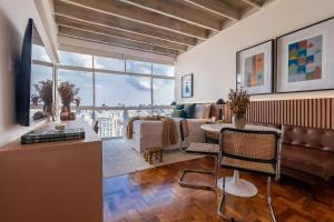 un salon avec un canapé et une table dans l'établissement Vossa Bossa Copan, à São Paulo