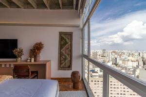 - une chambre avec vue sur la ville dans l'établissement Vossa Bossa Copan, à São Paulo