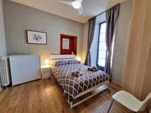 sypialnia z łóżkiem, na którym leżą dwa misie w obiekcie Casa Cavalier w Turynie