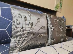 almohada sobre la cama en Condo , WIFI up to 100mbps , Infinity Pool, en Cebú
