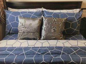 1 cama con varias almohadas en la parte superior en Condo , WIFI up to 100mbps , Infinity Pool, en Cebú