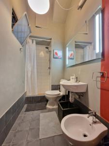 łazienka z umywalką, toaletą i prysznicem w obiekcie Casa Cavalier w Turynie +16 zdjęć
