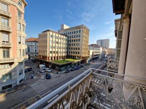 balkon z widokiem na ulicę miejską w obiekcie Casa Cavalier w Turynie