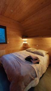 热德尔Chalet Sanset的一间带两张床铺的卧室,位于带木墙的房间内