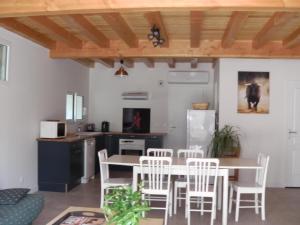 a kitchen and dining room with a table and chairs at Location meublée au milieu d'un écrin de verdure Aux vieux fours in Noaillac