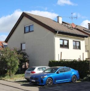 a blue car parked in front of a house at 5 Zimmer Appartement in ruhiger Lage nähe Heilbronn in Oedheim