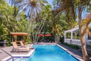 basen z krzesłami i dom w obiekcie Papa's Hideaway w mieście Key West