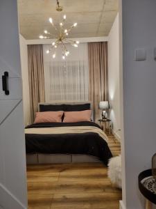 Łóżko lub łóżka w pokoju w obiekcie Apartament Wyspiański