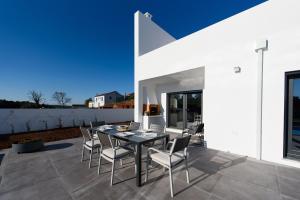 a patio with a black table and chairs at Vakantiehuis Zilverkust Portugal 