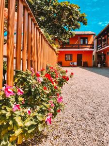 um ramo de flores em frente a uma cerca em Pousada Moçambique em Florianópolis