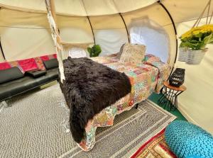Posezení v ubytování The Aries-a stargazing, luxury glamping tent + 37 fotografií