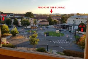 una vista desde una ventana de un estacionamiento en Bed & Working - Tramway - chambres partagées de 4 lits en Toulouse