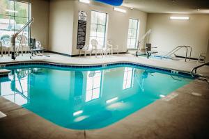 een groot zwembad met blauw water in een gebouw bij Cobblestone Hotel & Suites International Falls in International Falls
